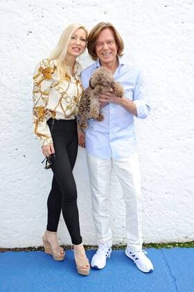 Bilder des Jahres 2019, Entertainment 09 September Entertainment Bilder des Tages ARD - Immer wieder Sonntags. Sänger Jürgen Drews mit seiner Ehefrau Ramona und Hündchen während der ARD - Unterhaltungsshow Immer wieder Sonntags am 01.09.2019 im Europapark Rust. 20190901MWI9468