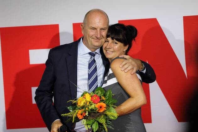 Bilder des Jahres 2019, News 09 September Ministerpräsident Dietmar Woidke (Spitzenkandidat SPD) dankt mit Blumenstrauß Ehefrau Susanne auf der Wahlparty der SPD am Wahlabend der Brandenburger Landtagswahl, Potsdam, 1. September 2019. Landtagswahl Brandenburg 2019