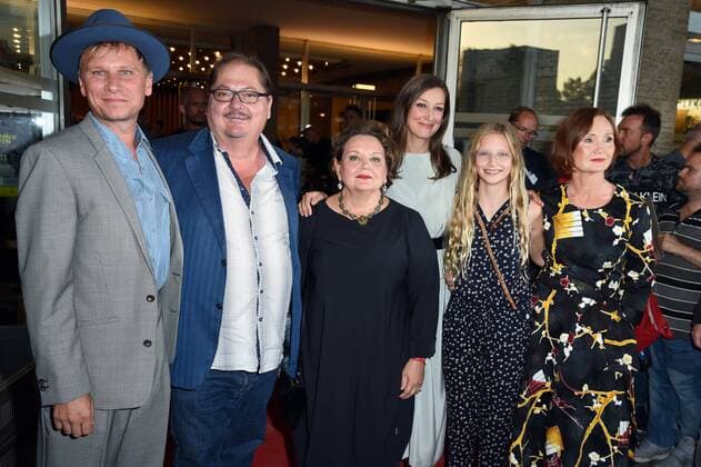 Robert Stadlober, Juergen Tarrach, Swetlana Schoenfeld, Alexandra Maria Lara, Carlotta von Falkenhayn, Barbara Schnitzler bei der Premiere des Kinofilms Und der Zukunft zugewandt im Kino International im Berlin am 04.09.2019
