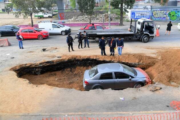 Bilder des Jahres 2019, News 09 September News Themen der Woche KW 36 September 6, 2019: EUM20190905ACT01.JPG.CIUDAD DE MEXICO. AccidentAccidente-Socavon.- 6 de septiembre de 2019. Aspectos de la caida de un automovil dentro de un socavon en reparaciones ubicada en la avenida Bordo de Xochiaca. Foto: Agencia EL UNIVERSALHugo GarciaEELG Copyright: xElxUniversalx