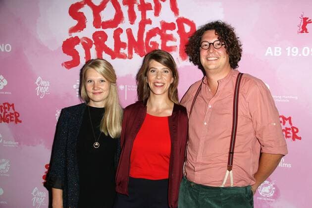 Bilder des Jahres 2019, Entertainment 09 September Entertainment Themen der Woche KW37 Entertainment Bilder des Tages Die beiden Produzenten Frauke Kolbmüller und Jonas Weydemann mit Regisseurin Nora Fingscheidt bei der Systemsprenger Film Premiere am 9.09.2019 in Hamburg Systemsprenger Filmpremiere in Hamburg