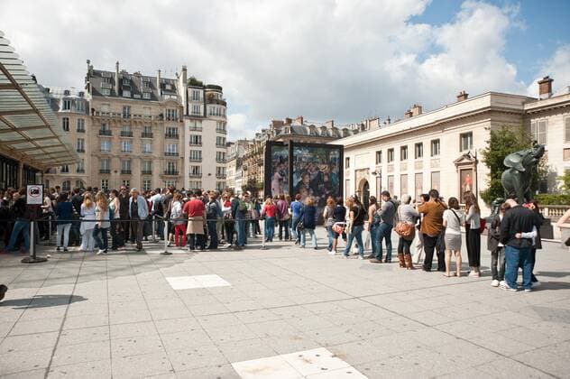Paris, Touristen stehen Schlange vor dem Musee d Orsay - Paris, Tourists queuing for Musee d Orsay Tickets