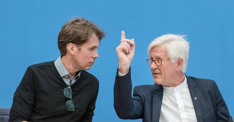 Bilder des Jahres 2019, News 09 September News Themen der Woche KW37 News Bilder des Tages Die evangelische Kirche will sich an der Seenotrettung im Mittelmeer beteiligen. Der Ratsvorsitzende der Evangelischen Kirche in Deutschland (EKD), Heinrich Bedford-Strohm (re.), informierte am Donnerstag (12.09.19) in Berlin darueber, dass die evangelische Kirche gemeinsam mit etlichen weiteren Organisationen zusammen ein Schiff fuer diesen Zweck kaufen will. (Foto li.: Christoph Hey, von Aerzte Ohne Grenzen leitet die Arbeit im Fluechtlingslager Sintan in Libyen) Das sehe ein aktueller Beschluss des Rates der EKD vor. Zum Unterhalt des Rettungsschiffs solle ein Verein mit breiter gesellschaftlicher Beteiligung gegruendet werden. (Siehe epd-Meldung vom 12.09.19) Evangelische Kirche beteiligt sich an Seenotrettung