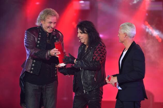 Bilder des Jahres 2019, Entertainment 09 September Entertainment Themen der Woche KW37 Entertainment Bilder des Tages v.li:Laudator Thomas GOTTSCHALK, ueberreicht Alice COOPER (Musiker), den SWR3 Lifetime Award. Re: Guido CANTZ Moderator), 25.SWR3 New Pop Festival 2019,Das Special, Aufzeichnung im Festspielhaus in Baden Baden am 12.09.219.