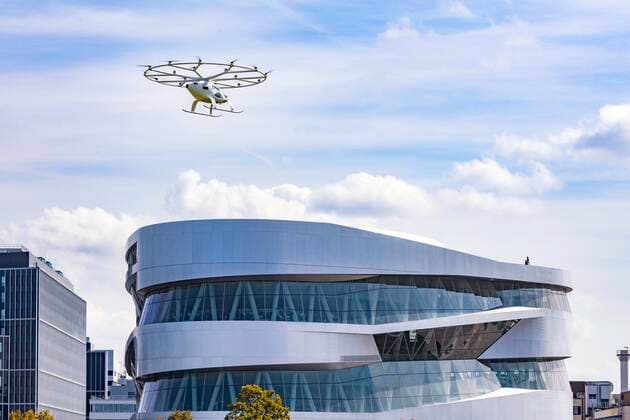 Bilder des Jahres 2019, News 09 September News Themen der Woche KW37 News Bilder des Tages DEU, Deutschland, Baden-Württemberg, Stuttgart, 14.09.2019: Flugtaxi fliegt am Mercedes Museum in Stuttgart. Nach Angaben der Daimler AG handelt es sich um den ersten Velocopter-Flug über einer europäischen Großstadt. Der vollelektrische Volocopter flog dabei ohne Passagiere. Entwickelt werden die Volocopter von dem gleichnamigen Start-Up-Unternehmen in Bruchsal, an dem seit 2017 auch Daimler beteiligt ist.