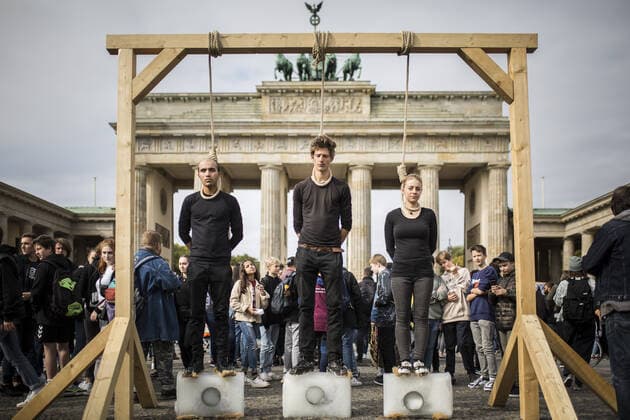 Bilder des Jahres 2019, News 09 September News Bilder des Tages Drei Aktivisten stehen an einem Galgen auf Eiskloetzen, aufgenommen im Rahmen der weltweiten Demonstration unter dem Motto Alle fuers Klima , initiiert der Klimaaktivisten von Fridays for Future am Brandenburger Tor in Berlin, 20.09.2019. Berlin Deutschland