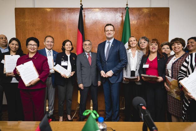 Bilder des Jahres 2019, News 09 September Bundesgesundheitsminister Jens Spahn (CDU) Im Rahmen der Uebergabe der Einladungsschreiben an mexikanische Ausbilder von Pflegepersonal zu einer Seminarreise nach Deutschland. Mexiko-stadt, 20.09.2019. Mexiko-Stadt Mexiko