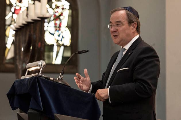 Bilder des Jahres 2019, News 09 September News Bilder des Tages Fünfzigster Jahrestag der Einweihung der Kölner Synagoge. Der Ministerpräsident von Nordrhein-Westfalen, Armin Laschet, hält am 20. September 2019 mit Kippa seine Ansprache zur Feier des 50.Jahrestages der Einweihung der Synagoge. Köln Nordrhein-Westfalen Deutschland