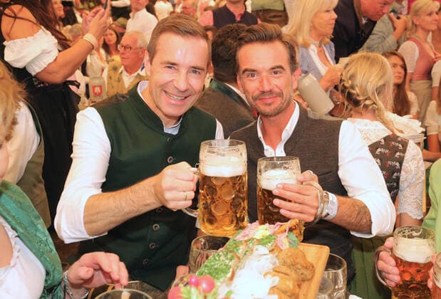 Bilder des Jahres 2019, Entertainment 09 September Entertainment Themen der Woche KW38 Oktoberfest 21.09.2019 Kai Pflaume und Florian Silbereisen im Festzelt Schottenhammel beim Oktoberfest, auf der Theresienwiese, Muenchen - 21.09.2019 -