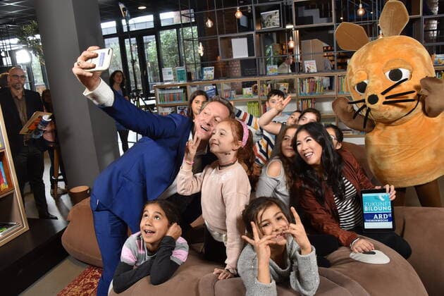 Bilder des Jahres 2019, Entertainment 09 September Entertainment Themen der Woche KW39 Entertainment Bilder des Tages Moderatoren Eckart von Hirschhausen und Mai Thi Nguyen-Kim, die Maus und Kinder posieren am 25.09.2019 in Köln bei der Pressekonferenz zur ARD-Themenwoche 2019 die sich vom 9. bis 16. November mit der Zukunft Bildung beschäftigt.