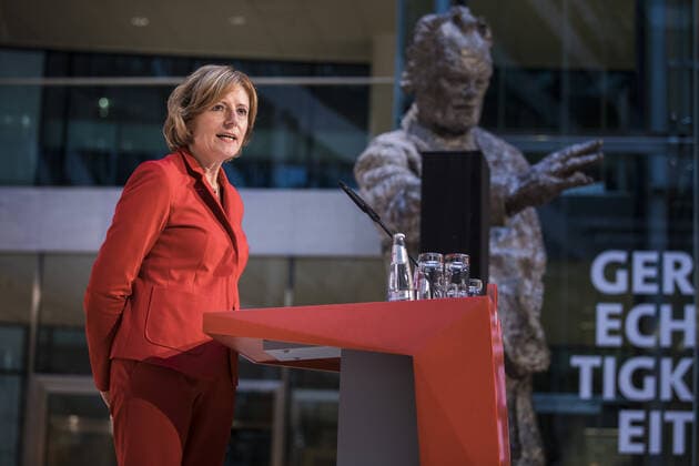 Bilder des Jahres 2019, News 09 September News Themen der Woche KW39 News Bilder des Tages Malu Dreyer, SPD, Ministerpraesidentin von Rheinland-Pfalz, spricht im Rahmen der Verleihung des August-Bebel-Preises im Willy-Brandt-Haus in Berlin, 27.09.2019. Berlin Deutschland
