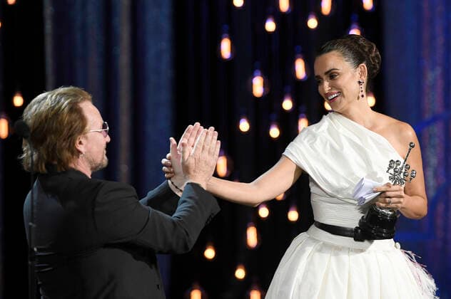 Bilder des Jahres 2019, Entertainment 09 September Entertainment Themen der Woche KW39 Entertainment Bilder des Tages Penelope Cruz mit Bono bei der Verleihung des Donostia Awards für ihr Lebenswerk auf dem 67. Internationalen Filmfestival San Sebastian Festival Internacional de Cine de San Sebastian im Theater Victoria Eugenia. San Sebastian, 27.09.2019