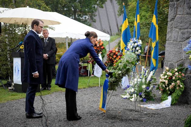 Sweden s Crown Princess Victoria L and Prince Daniel lay a wreath as they attend a memorial ceremony at the Estonia monument at the Galley Shipyard Cemetery on the island of Djurgarden in Stockholm, Sweden, on Sept 28, 2019, 25 years after the passenger ferry M S Estonia sank in the Baltic Sea taking the lives of 852 people Photo Janerik Henriksson TT code 10010 Stockholm SWEDEN x10010x,  Copyright: xJanerikxHenriksson TTx SWEDEN ESTONIA MEMORIAL SERVICE