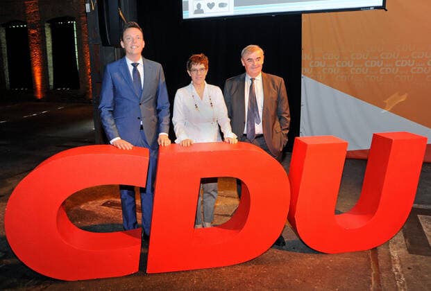 Bilder des Jahres 2019, News 09 September News Themen der Woche KW39 News Bilder des Tages Um 20 Jahre Regierungsverantwortung der CDU Saar zu feiern, lädt die CDU Saar am Sonntag (29.09.2019) zur Veranstaltung 20 Jahre Zukunft in die Alte Schmelz nach St. Ingbert ein. Im Bild (v.l.): Minsiterpräsident Tobias Hans, Bundesverteidigungsministerin und Ministerpräsidentin a.D. Annegret Kramp-Karrenbauer und ihr Vorgänger Ministerpräsident a.D. Peter Müller.