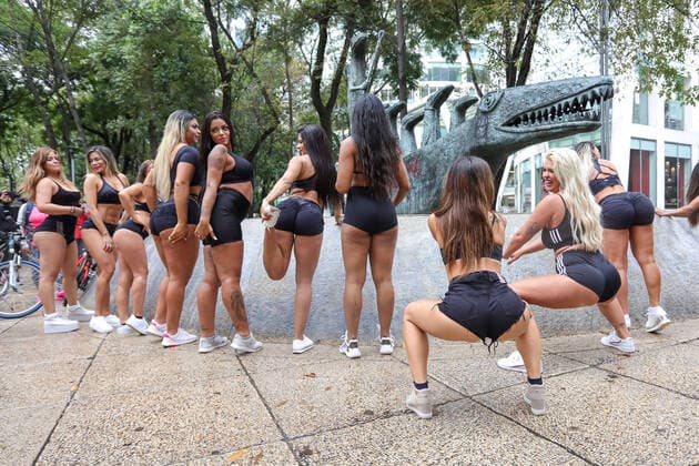 September 29, 2019, Cidade Do MeXico, Cidade do Mexico, Mexico: Miss Bumbum World candidates march with contest flag and green balloons in protest for reforestation in the Amazon in central Mexico City on Sunday, 29. Singers are in town to attend Miss Butt contest finale World taking place tomorrow September 30 at a Mexico City event house. The champion will earn $ 100,000 in advertising contracts. Cidade Do MeXico Mexico - ZUMAv122 20190929_zap_v122_009 Copyright: xWilliamxVolcovx
