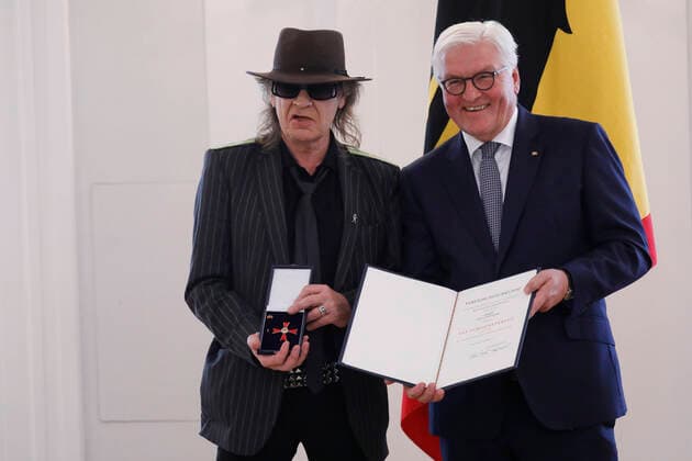 Bilder des Jahres 2019, Entertainment 10 Oktober Entertainment Themen der Woche KW40 Entertainment Bilder des Tages Udo Lindenberg, Bundespräsident Frank-Walter Steinmeier, Berlin, Schloss Bellevue, Mut zur Zukunft: Grenzen überwinden , unter diesem Motto zeichnet Bundespräsident Frank-Walter Steinmeier am Mittwoch, den 2. Oktober in Schloss Bellevue 25 Bürgerinnen und Bürger zum Tag der Deutschen Einheit mit dem Verdienstorden der Bundesrepublik Deutschland aus.