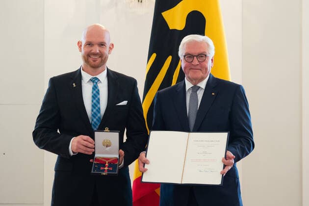 Entertainment Bilder des Tages Berlin GER, Berlin, Verleihung des Verdienstordens der Bundesrepublik Deutschland Alexander Gerst - Astro - Alex - Astronaut, Verleihung des Verdienstordens der Bundesrepublik Deutschland zum Tag der Deutschen Einheit unter dem Motto - Mut zur Zukunft - Grenzen ueberwinden - durch Bundespraesident Frank Walter Steinmeier, 02.10.2019, Copyright: xEIBNER UwexKochx EP_EER