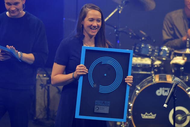 Bilder des Jahres 2019, Entertainment 10 Oktober Entertainment Themen der Woche KW40 Entertainment Bilder des Tages Preis für Popkultur 2019 Sophie Hunger, Gewinnerin Lieblingssaengerin ist eine Schweizer Saengerin, Musikerin, Songwriterin und Filmkomponistin, Laudation haelt ihre Freundin Preis fuer Popkultur 2019, Preisverleihung zur Foerderung der Popkultur e.V. im Tempodrom in Berlin am 02.10.2019
