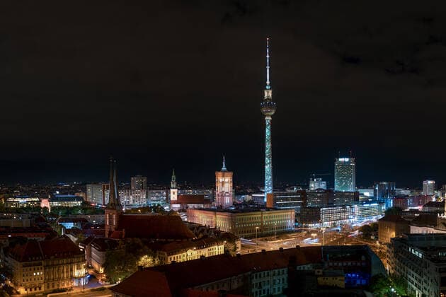 Bilder des Jahres 2019, News 10 Oktober News Themen der Woche KW40 News Bilder des Tages 50 Jahre Jubilaeum - Berliner Fernsehturm mit Beleuchtung und Projektion. Panorama von Berlin-Mitte. 03.10.2019, Berlin, GER - 50 Jahre Jubilaeum - Berliner Fernsehturm mit Beleuchtung und Projektion. Panorama von Berlin-Mitte., Berlin Berlin Deutschland 50 Jahre Fernsehturm