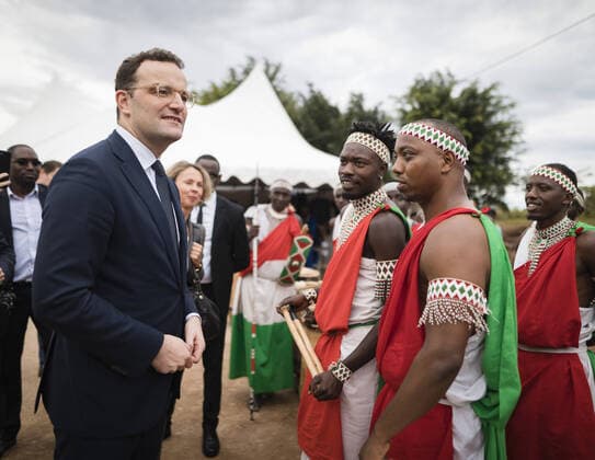 Bilder des Jahres 2019, News 10 Oktober News Themen der Woche KW40 News Bilder des Tages Bundesgesundheitsminister Jens Spahn (CDU) trifft Trommler aus Burundi im Gemeindezentrum Maison Shalom in Kigali am 03.10.2019 Kigali Ruanda