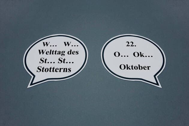 Sprechblasen und stottern Sprechblasen und stottern, 06.10.2019, Borkwalde, Brandenburg, In Sprechblasen stehen Texte zum Stottern.