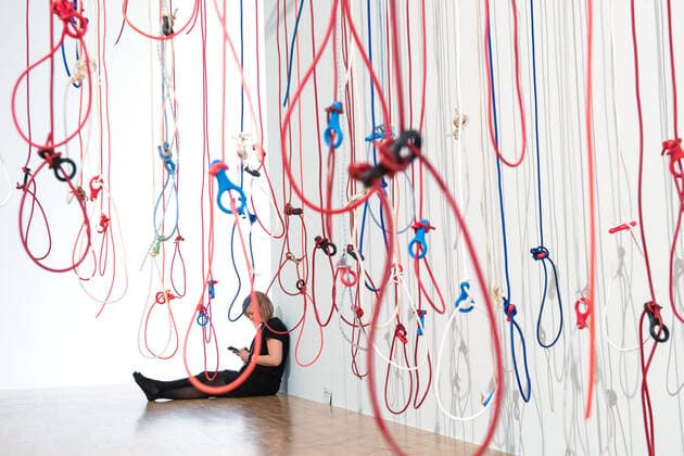 Bilder des Jahres 2019, Entertainment 10 Oktober Entertainment Themen der Woche KW41 Vom 11. Oktober bis zum 26. Januar 2020 widmet das Museum Angewandte Kunst in Frankfurt am Main seine gesamte Ausstellungsflaeche Norwegen, dem diesjaehrigen Ehrengast der Buchmesse. (Foto vom 09.10.19: Die Kuenstlerin Maret Anne Sara vor ihrer Installation Lassos von Sami-Rentierhirten ) Als House auf Norway versammele es herausragende Positionen aus Kunst, Design, Kunsthandwerk und Architektur, sagte Direktor Matthias Wagner K am Mittwoch. Insgesamt seien 250 Werke zu sehen, darunter auch 24 Kurzfilme. Ein Highlight der Schau bildeten noch nie gezeigte Zeichnungen und Gedichte von Edvard Munch (1863-1944). Zu entdecken gebe es außerdem Werke von zeitgenoessischen Kuenstlerinnen und Kuenstlern wie Frank Ekeberg, Per Heimly oder Ingrid Torvund. (Siehe epd-Meldung vom 09.10.2019) Frankfurter Kunstmuseum wird zum House of Norway