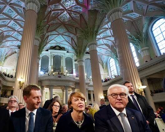 Bilder des Jahres 2019, News 10 Oktober News Themen der Woche KW41 Sachsen Ministerpraesident Michael Kretschmer (CDU, l.) sitzt mit Bundespraesident Frank-Walter Steinmeier und dessen Frau Elke Buetenbender in der gefuellten Leipziger Nikolaikirche zum Friedensgebet am Mittwoch (09.10.19) anlaesslich der Feierlichkeiten zum 30. Jahrestag der friedlichen Revolution in Leipzig. Im Anschluss an das Friedensgebet in der Nikolaikirche soll auf dem Augustusplatz bei einem Lichterfest mit Kerzen eine 89 gebildet werden. Ausgehend von mehreren evangelischen Kirchen, hatten in Leipzig am 9. Oktober 1989 rund 70.000 Menschen friedlich gegen die SED-Diktatur demonstriert. Das Ereignis gilt heute als entscheidende Wegmarke der friedlichen Revolution. Einen Monat später fiel die Berliner Mauer. (Siehe epd-Meldung vom 09.10.19) Leipzig erinnert mit Friedensgebet an 9. Oktober 1989