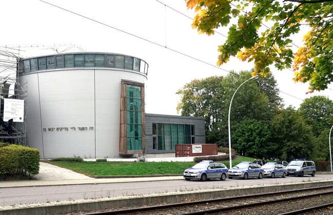 Bilder des Jahres 2019, News 10 Oktober News Themen der Woche KW41 Schiesserei in Halle 09.10.2019, Chemnitz, Amok, Terror Am Mittwochmittag gab es in Halle, an der Saale, eine Schiesserei. Dabei sollen zwei Personen getötet worden sein. Die Schiesserei soll vor einer Synagoge im Paulusviertel stattgefunden haben. Auch in einem Dönerladen soll eine Person erschossen worden sein. Auf Grund der Ereignisse in Halle und aus Angst vor weiteren Anschlägen wird auch die Synagoge in Chemnitz von schwer bewaffneten Polizisten bewacht.