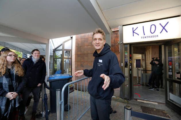 Bilder des Jahres 2019, Entertainment 10 Oktober Entertainment Themen der Woche KW41 Entertainment Bilder des Tages Plattenladen eröffnet 11.10.2019, Chemnitz Heute eröffnet Felix Kummer, der Sänger von Kraftklub , in Chemnitz seinen Plattenladen. Hier verkauft er seine Platte Kiox . Etwa 100 Fans warteten schon auf die Eröffnung des Ladens. Die ersten Fans warteten schon die ganze Nacht. Felix Kummer bittet die Fans in den Laden