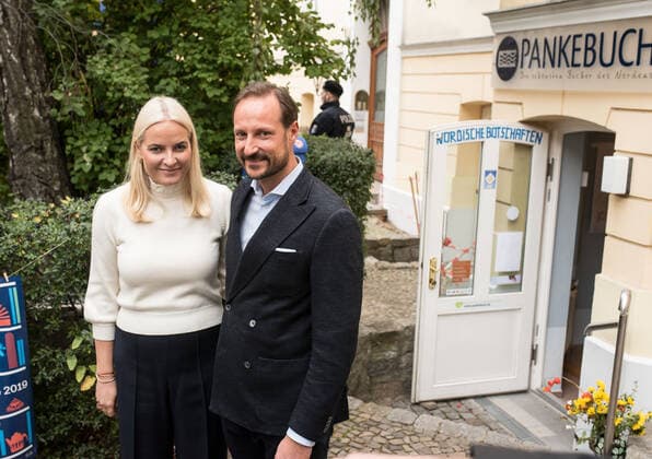 Bilder des Jahres 2019, Entertainment 10 Oktober Entertainment Themen der Woche KW41 Kronprinzessin Mette-Marit und Prinz Haakon von Norwegen besuchen die Buchhandlung Pankebuch in Berlin Pankow , die kleine Buchhandlung ist auf Bücher aus den nordischen und baltischen Ländern spezialisiert .