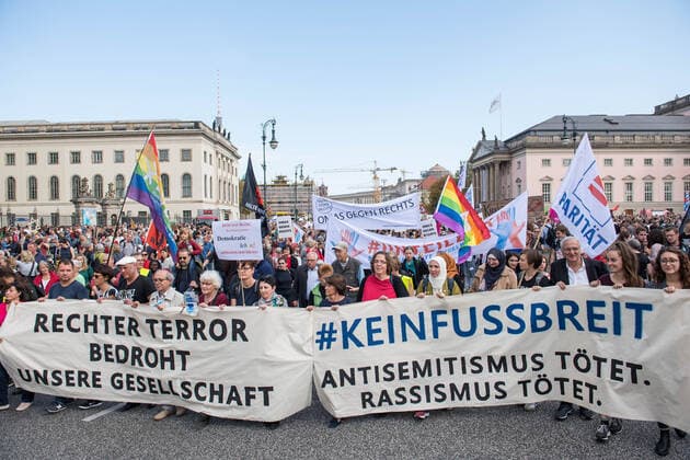 Bilder des Jahres 2019, News 10 Oktober News Themen der Woche KW41 Nach dem rechtsextremen Terroranschlag mit zwei Toten in Halle an der Saale gedachten am Sonntag (13.10.19) etwa 7.000 Menschen mit einer Demonstration in Berlin der Opfer. Der Anschlag auf die Synagoge in Halle am vergangenen Mittwoch mache fassungslos und wuetend hiess im Aufruf des Buendnisses unteilbar . Der Angriff auf die juedische Gemeinde der Stadt in Sachsen-Anhalt sei ein Angriff auf die gesamte Gesellschaft. Die Demonstration fuehrte zur Neuen Synagoge in Berlin-Mitte. (Siehe epd-Meldung vom 13.10.19) Demonstration in Berlin zum Gedenken an Opfer von Halle