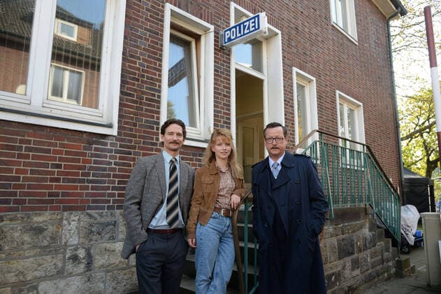 Hamburg-Rothenburgsort der 15.10.2019, Dreharbeiten zum NDR-Dreiteiler Das Geheimnis des Totenwaldes in der Straße Billwerder Neuer Deich 24. In dem alten Industriekomplex ist das Polizeirevier Weesenburg untergebracht. Bildinfo: August Wittgenstein, Karoline Schuch und Matthias Brandt ermitteln in Weesenburg. Settermin Das Geheimnis des Totenwaldes , Rothenburgsort Hamburg Deutschland