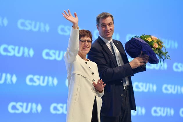 Bilder des Jahres 2019, News 10 Oktober News Themen der KW42 News Bilder des Tages Annegret KRAMP KARRENBAUER (CDU Vorsitzende) winkt nach ihrer Rede zu den Delegierten. re:Markus SOEDER (Ministerpraesident Bayern und CSU Vorsitzender). CSU Parteitag 2019 am 19.10.2019 in Muenchen Olympiahalle.