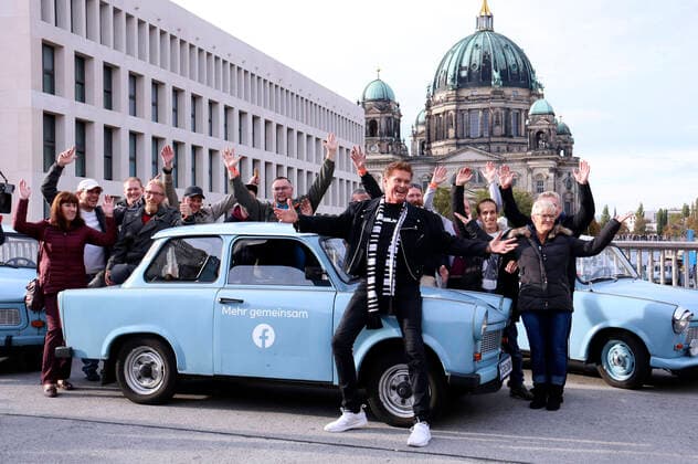 Bilder des Jahres 2019, Entertainment 10 Oktober Entertainment Themen der Woche KW42 Entertainment Bilder des Tages David Hasselhoff hupt mit Trabi-Fahrern Looking for Freedom anlässlich des 30. Jahrestages des Mauerfalls auf der Rathausbrücke. Berlin, 19.10.2019
