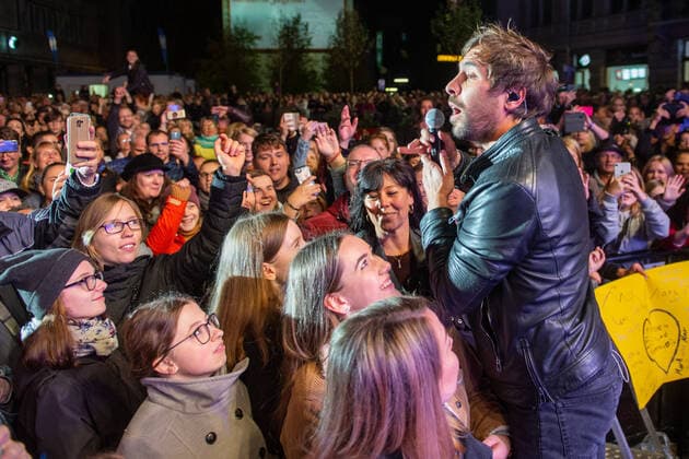 Bilder des Jahres 2019, Entertainment 10 Oktober Entertainment Themen der Woche KW42 Entertainment Bilder des Tages HalleZusammen - Solidaritätskonzert für die Opfer des Anschlags von Halle (Saale) Als Künstler dabei: KLAN, Mark Forster, Alice Merton, Joris, Michael Schulte und Max Giesinger im Bild: Max Giesinger Halle (Saale) 19.10.2019 Foto: Holger John, Halle Saale Sachsen-Anhalt Deutschland