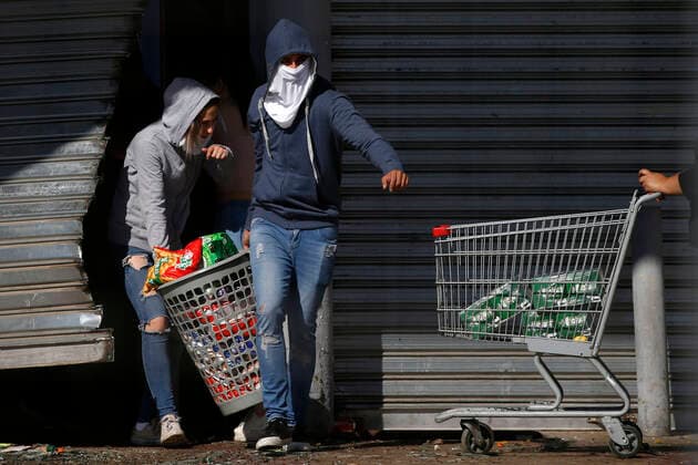 Santiago, October 20, 2019 Vandalos loot Montserrat supermarket located at the corner of Las Nieves and Mexico streets in Puente Alto Dragomir Yankovic Aton Chile, Santiago Chile Aton 360659.  Copyright: DRAGOMIRxYANKOVIC ATONxCHILE
