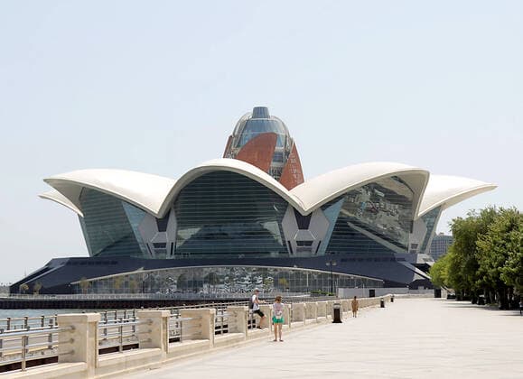 Einkaufszentrum Caspian Waterfront Mall an der Strandpromenade von Baku, der Hauptstadt von Aserbaidschan (Foto vom 23.07.2019). Einkaufszentrum Caspian Waterfront Mall in Baku
