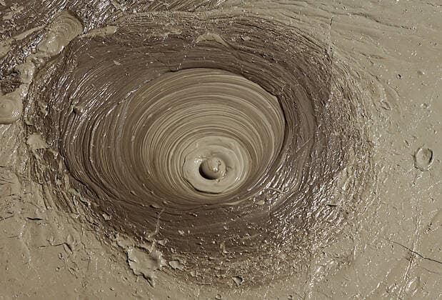 Die Schlammvulkane von Qobustan in Aserbaidschan, auch Schlammdiapire genannt, sind seit 2001 ein geologisches Schutzgebiet in der aserbaidschanischen Gemeinde Qobustan auf der Halbinsel Absheron (Foto vom 24.07.2019). Die Schlammvulkane von Qobustan in Aserbaidschan