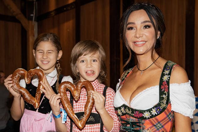 Bilder des Jahres 2019, Entertainment 10 Oktober Oktoberfest 2019 im Höfbräuhhaus Speersort in Hamburg - Charity-Gaudi zugunsten des Fördervereins Universitäres Herzzentrum Hamburg e.V. - Minu Lehmann - Tochter von Shima Lehmann - Rocco Pooth mit Mutter Verona Pooth (von links);Oktoberfest 2019 im Höfbräuhhaus Speersort in Hamburg - Charity-Gaudi zugunsten des Fördervereins Universitäres Herzzentrum Hamburg e.V. -,