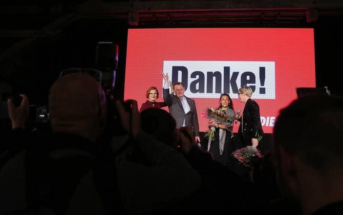 Bilder des Jahres 2019, News 10 Oktober Thüringen Landtagswahl - Wahlparty Die LINKE 27.10.2019 , Erfurt, Kulturbahnhof Zughafen, Wahlparty Die LINKE im Bild: Bundesvorsitzende Katja Kipping, Ministerpräsident Bodo Ramelow (Die LINKE), seine Frau Germana Alberti vom Hofe und Susanne Hennig-Wellsow (Die LINKE)