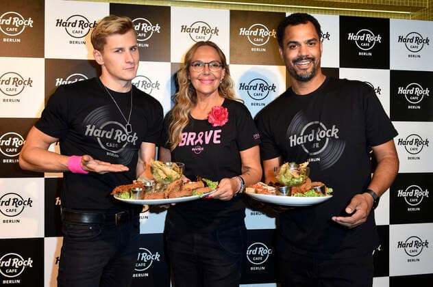 Bilder des Jahres 2019, Entertainment 10 Oktober Entertainment Bilder des Tages Lukas Sauer, Natascha Ochsenknecht und Patrice Bouedibela kellnern im Rahmen der Pinktober Charity-Aktion zugunsten der Organisation Brustkrebs Deutschland e.V. im Hard Rock Cafe. Berlin, 27.10.2019