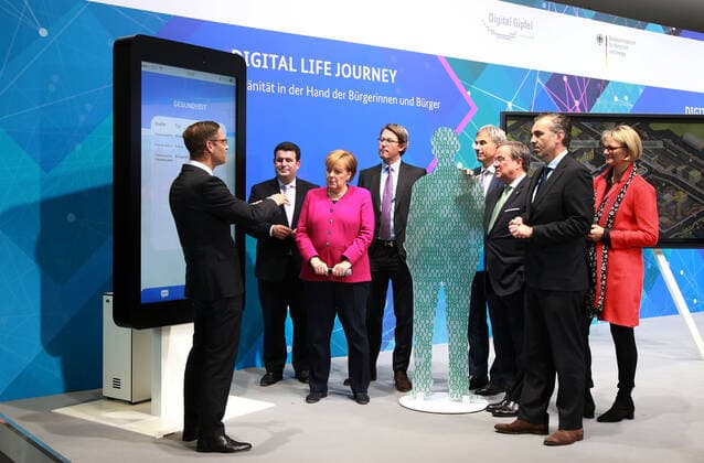 Bilder des Jahres 2019, News 10 Oktober News Bilder des Tages 29.10.2019 Dortmund Der Digital-Gipfel 2019 findet in Dortmund in der Messe Dortmund statt. Das Bundesministerium für Wirtschaft und Energie organisiert zahlreiche Workshops und Diskussionsrunden zu den Herausforderungen der Künstlichen Intelligenz. Kanzlerin Angela Merkel nimmt an einem kleinen Rundgang über eine Ausstellungsfläche zu Themen des Digital Gipfel teil. Verkehrsminister Andreas Scheuer, NRW Ministerpräsident Armin Laschet und Anja Karliczek, Bundesministerin für Bildung und Forschung und Hubertus Heil, Bundesminister für Arbeit und Soziales nahmen teil. Hier lassen sie sich die Vorteile eines digitalen Zwillings erläutern.
