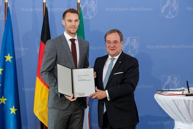 Entertainment Themen der Woche KW44 Bilder des Jahres 2019, Entertainment 10 Oktober News Bilder des Tages 30.10.2019. Manuel Neuer wird von NRW-Ministerpräsident Armin Laschet für seinen vorbildlichen sozialen Einsatz mit dem Verdienstorden des Landes Nordrhein-Westfalen ausgezeichnet. Der in Gelsenkirchen geborene und aufgewachsene Nationaltorhüter, Fußball-Weltmeister und Weltsportler des Jahres 2014, mehrfacher Deutscher Meister und DFB-Pokalsieger engagiert sich seit vielen Jahren für zahlreiche soziale Projekte im Ruhrgebiet. 2010 gründete er die Manuel Neuer Kids Foundation für sozial benachteiligte Kinder und Jugendliche vor allem im Ruhrgebiet. Im 2014 errichteten MANUS , einem offenen Kinder- und Jugendhaus seiner Stiftung, werden Kinder außerhalb der regulären Schulzeit durch verschiedene Bildungsangebote und Aktivitäten in ihrer ganzheitlichen Entwicklung gefördert. Düsseldorf Staatskanzlei Nordrhein-Westfalen Deutschland