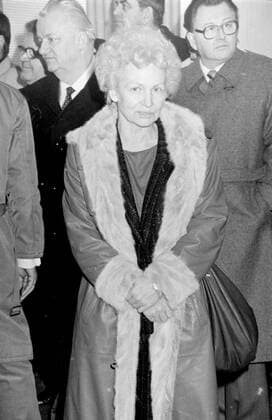 Geschichte 1988 Halle an der Saale Messehalle Peißnitz, Ausstellung HfIF, Burg Giebichenstein Thema Spielmittel Rundgang mit Margot Honecker sie war von 1963 bis 1989 Ministerin für Volksbildung der DDR. Halle Saale Sachsen-Anhalt Deutschland