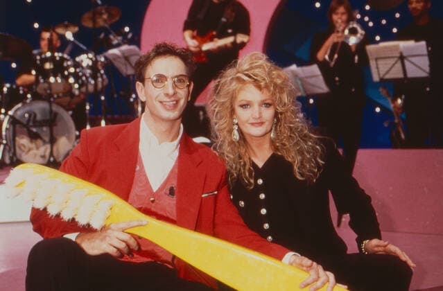 Pack die Zahnbürste ein, Fernsehserie, Deutschland 1994-1996, Spielshow, Gameshow, Darsteller: Ingolf Lück, Gaststar: Bonnie Tyler Copyright: KPA Nur redaktionelle Nutzung. Editorial usage only. UnitedArchives55002803 !ACHTUNG AUFNAHMEDATUM GESCHÄTZT!