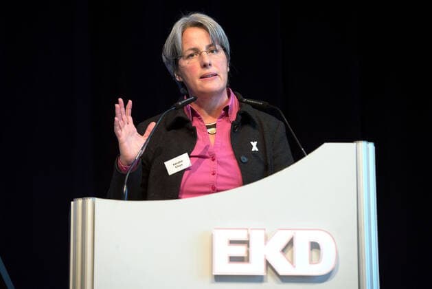 Bilder des Jahres 2019, News 11 November News Themen der Woche KW46 Erstmals hat eine Betroffene sexuellen Missbrauchs vor der Synode der Evangelischen Kirche in Deutschland (EKD) gesprochen. Betroffene muessen ueber jeden einzelnen Schritt mitbestimmen , sagte Kerstin Claus (Foto) am Dienstag (12.11.2019) in Dresden. Claus ist Mitglied im Betroffenenrat des Unabhaengigen Missbrauchsbeauftragten der Bundesregierung. Sie forderte, dass die Beduerfnisse der Opfer sexualisierter Gewalt in den Mittelpunkt der Aufklaerung gestellt werden muessten. Zu oft konzentriere sich die Kirche nach der Anzeige einer Tat auf Taeter und Beweise und erhebe die Opfer in den Status eines Zeugen, kritisierte sie. (Siehe epd-Bericht vom 12.11.2019) EKD-Syode beraet ueber sexuellen Missbrauch