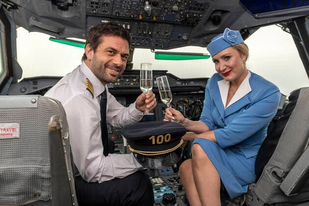 Bilder des Jahres 2019, Entertainment 11 November Entertainment Themen der Woche KW46 Entertainment Bilder des Tages Dreharbeiten für die 100. Folge von Heldt am 13. November 2019 am Köln-Bonner Flughafen. Im Bild Kai Schumann (Kriminalkommissar Nikolas Heldt) mit Janine Kunze (Staatsanwältin Ellen Bannenberg) im Cockpit des Airbus in ihrer Spielkleidung . In der hundertsten Folge hat Heldt Geburtstag. Kollegen und Freunde haben sich als Geschenk ein Gruppenspiel in einem Escape-Room ausgedacht, in einem echten Flugzeug. Kunze und Schumann stoßen mit Sekt auf seinen Geburtstag an. Köln Nordrhein-Westfalen Deutschland