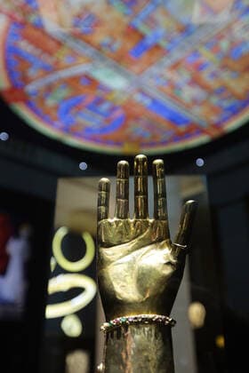 Bilder des Jahres 2019, Entertainment 11 November Entertainment Themen der Woche KW46 News Bilder des Tages 14.11.2019 LSA Landesamt für Archäologie und Denkmalpflege Sachsen-Anhalt Landesmuseum Vorgeschichtsmuseum Sonderaustellung Ringe der Macht Foto: in der Ausstellung - hier ein Armreliquiar copyright
