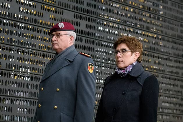 Bilder des Jahres 2019, News 11 November News Themen der Woche KW46 News Bilder des Tages Berlin, Gedenken zum Volkstrauertag durch die Bundesministerin der Verteidigung Deutschland, Berlin - 17 11 2019: Im Bild ist Bundesministerin der Verteidigung Annegret Kramp-Karrenbauer (CDU) und Eberhard Zorn (Generalinspekteur der Bundeswehr) während der Zeremonie zum Volkstrauertag im Bundesministerium der Verteidigung zu sehen. Berlin Bundesministerium der Verteidigung Berlin Deutschland