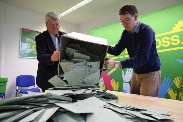Bilder des Jahres 2019, News 11 November News Themen der Woche News Bilder des Tages Wolfgang Wieland (ehemaliger Senator für Justiz in Berlin) und Ulli Reichardt (Assistent der Geschäftsführung), v.l., öffnen eine Wahlurne vor Beginn der Auszählung der Urabstimmung von Bündnis 90 Die Grünen zum Koalitionsvertrag mit SPD und CDU, Grünen-Landesgeschäftsstelle, Potsdam, 18. November 2019. Brandenburg: Urabstimmung von Bündnis 90 Die Grünen zum Koalitionsvertrag